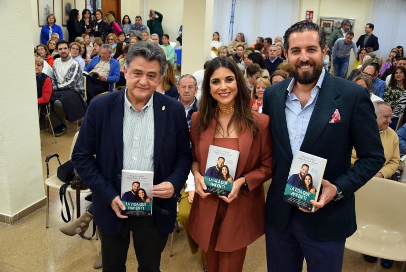 Los autores acompañados del alcalde de Daimiel, Leopoldo Sierra.