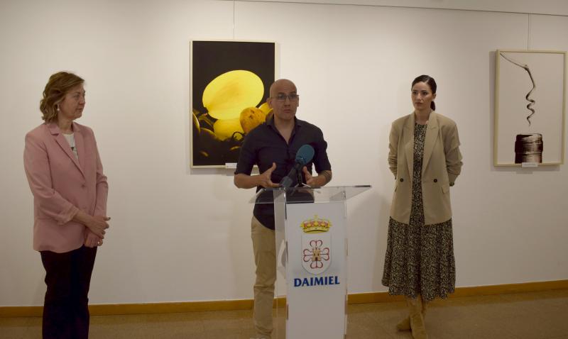 Juan Miguel Ortuño, Lourdes Rodriguez de Guzman y Josefina Villegas durante la presentación de la exposición 'Los sueños del vino'
