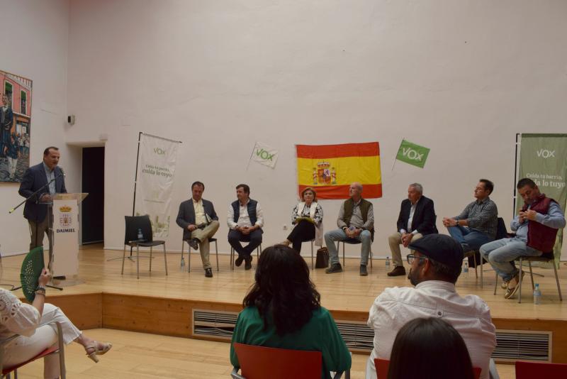 Juan Carlos Sendarrubias junto a los intervinientes de la mesa redonda