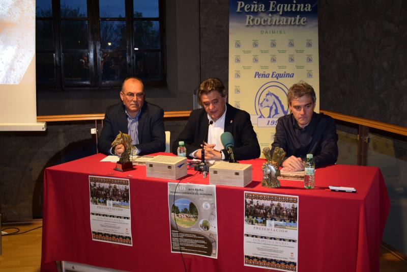 El alcalde, Leopoldo Sierra, el presidente de la peña Equina Rocinante, Luis Romero del Hombrebueno, y el profesor de Historia Moderna, Francisco Javier Moreno en la presentación de la XXIV ruta 'Molinos Harineros del Guadiana'