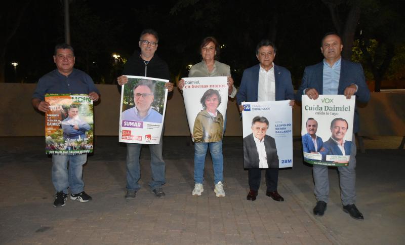 Los candidatos a la alcaldía en la pegada de carteles.