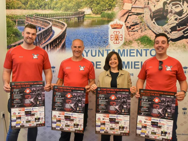 Componentes del GM 'Los Colaos' junto a la edil de Festejos, Alicia Loro, en la presentación.