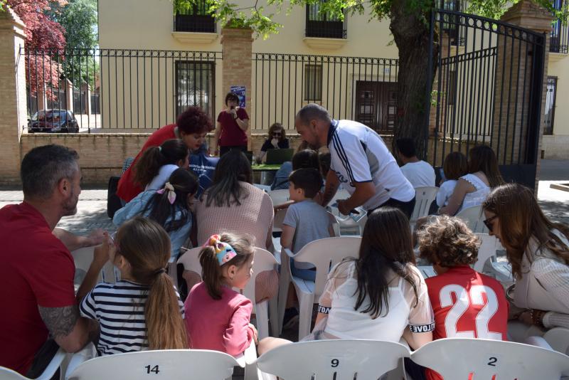 Las familias participando en el concurso de Kahoot