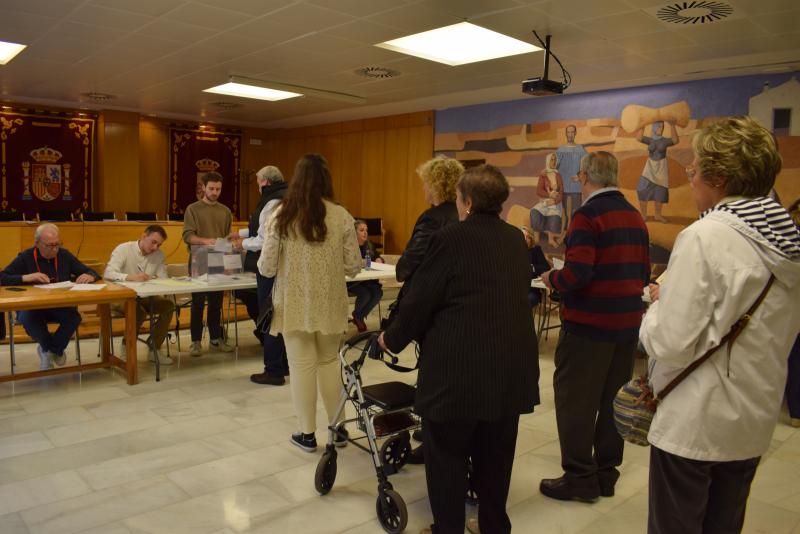 Los vecinos daimieleños ejerciendo su derecho al voto