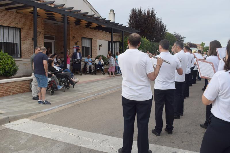 Las autoridades locales y la Banda Municipal de Música en 'Vicente Aranda'