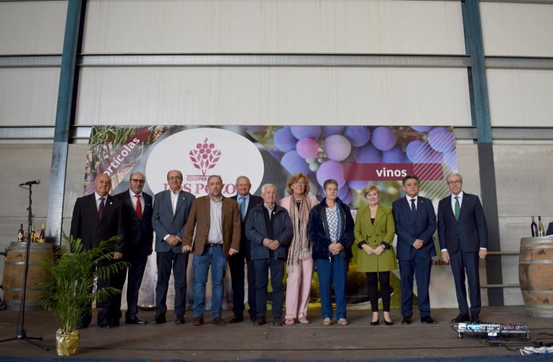 Foto de familia con los homenajeados y autoridades