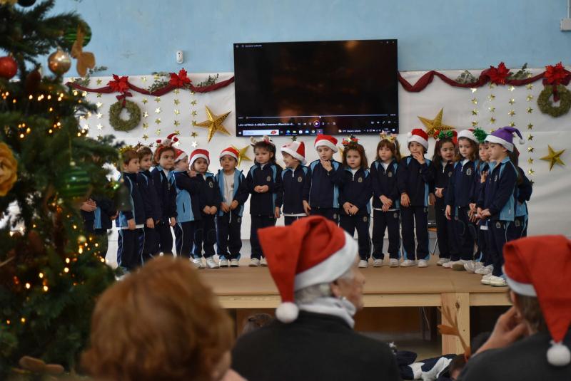 Encuentro intergeneracional en el Centro de Mayores 