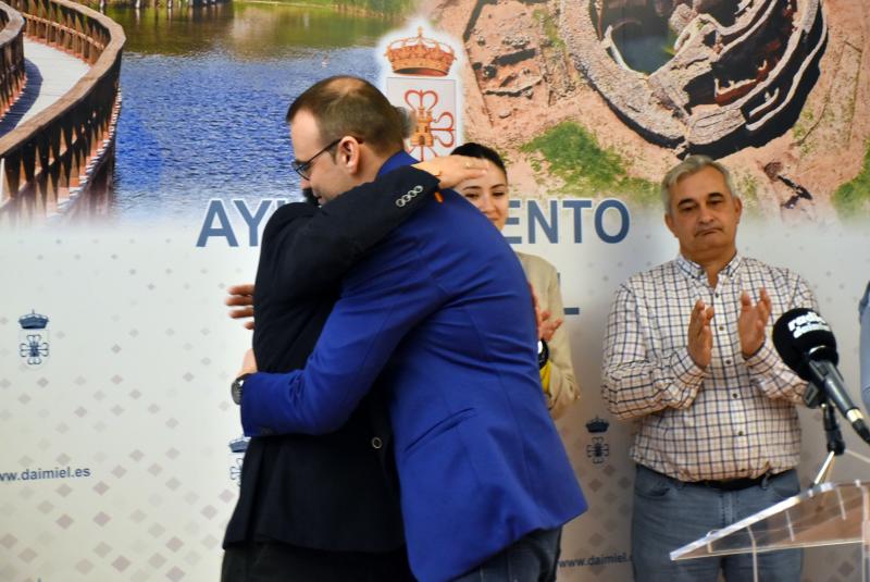 Abrazo de Sánchez de Pablo y Sierra