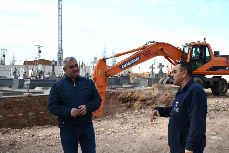 Villar visita las obras en el cementerio 