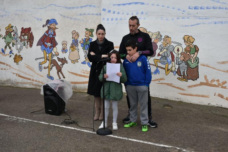 La hermana de Eva leyendo el cuento