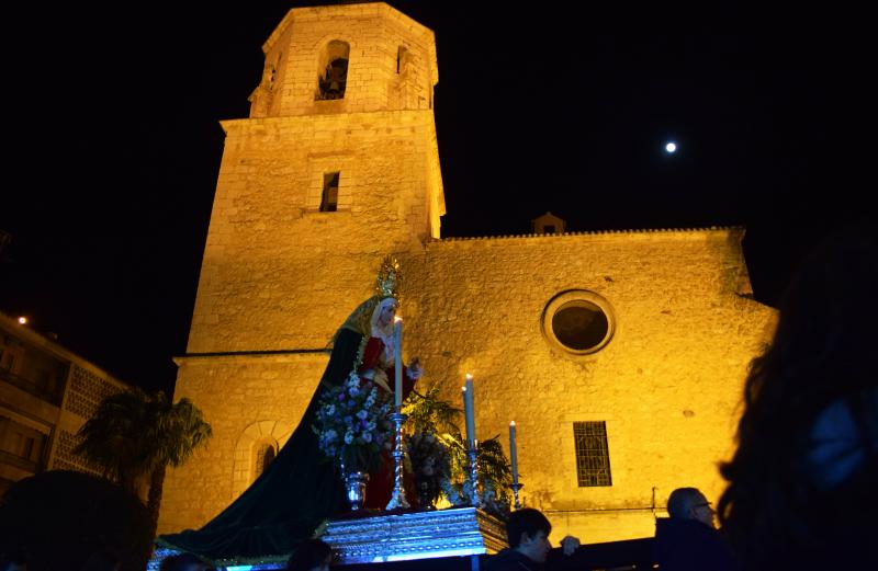 Entrada de la imagen de Nuestra Señora de la Amargura a la parroquia de San Pedro Apóstol