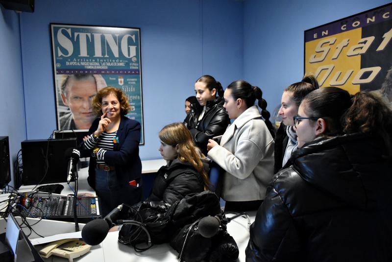 Visita de alumnas a Radio Daimiel 