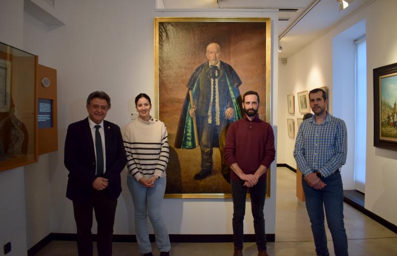 El alcalde, Leopoldo Sierra, junto con la concejal de Cultura, Lourdes Rodriguez de Gúzman, y el presidente y vicepresidente, David Rodríguez y Juan Diego Caro, respectivamente