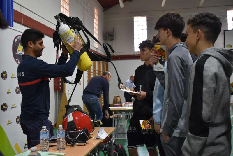 En el stand de bomberos