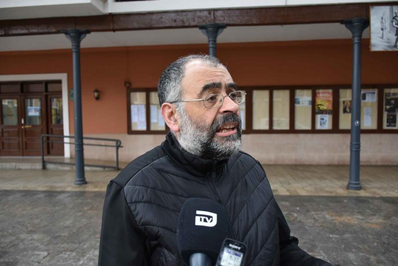 Benito Moreno atendiendo a los medios de comunicación 