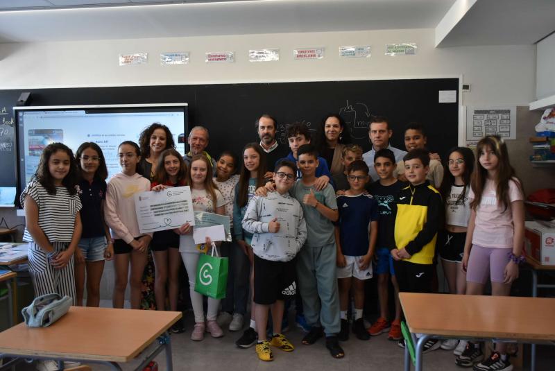 La premiada con todos sus compañeros