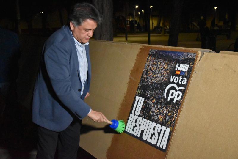 Sierra en la pegada de carteles