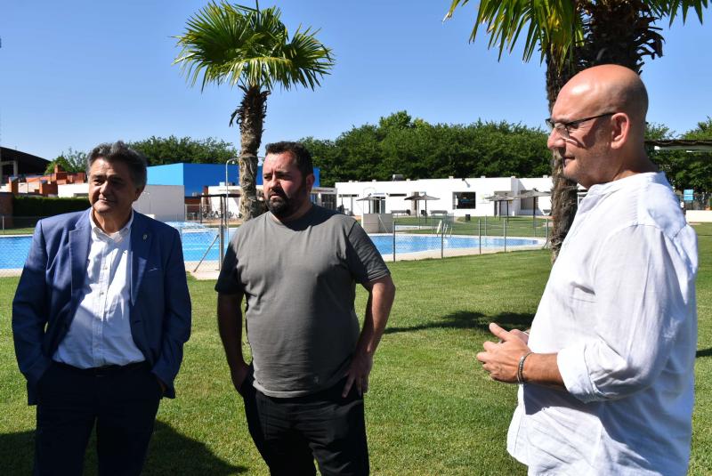 Durante la visita a las piscinas de verano