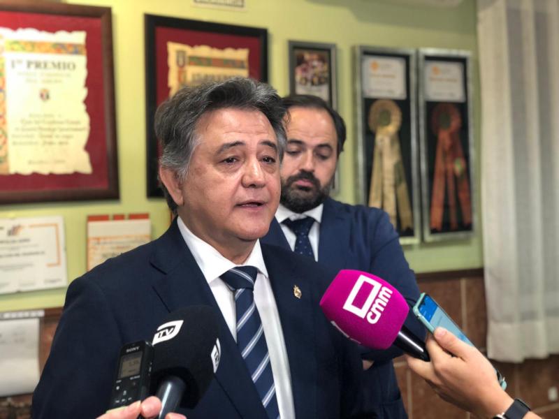 Sierra atendiendo a los medios de comunicación 