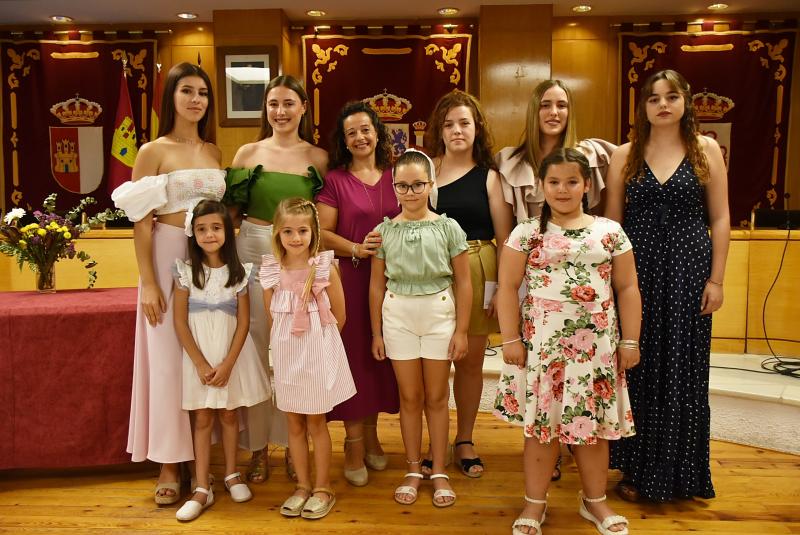 La concejal Alicia Loro (centro) junto a Alba García-Consuegra (a su izquierda) y Olga Nieto (centro), ayer en el salón de plenos