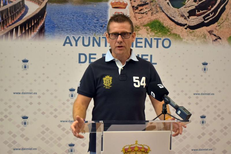 José Luis Calvo en la atención a los medios 