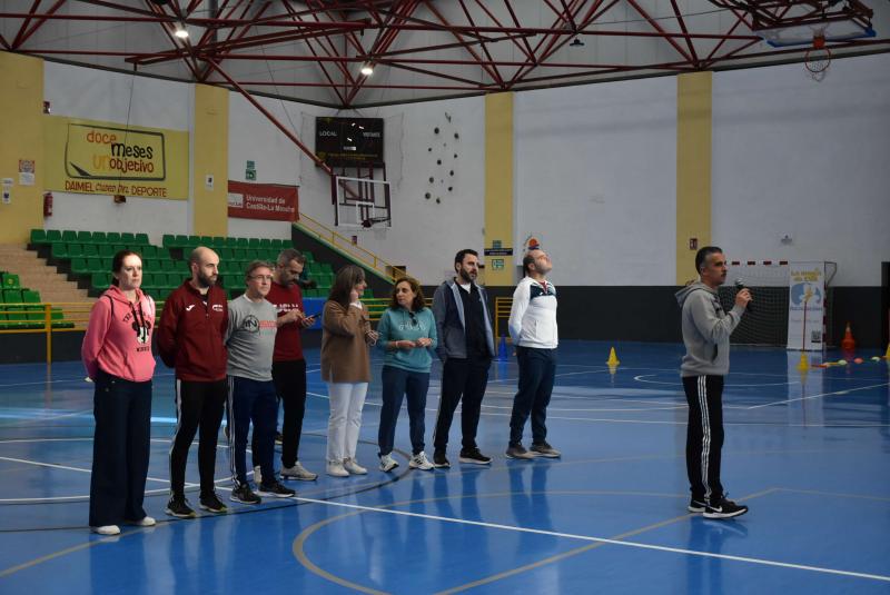 López de Toro junto al profesorado dirigiéndose al alumnado