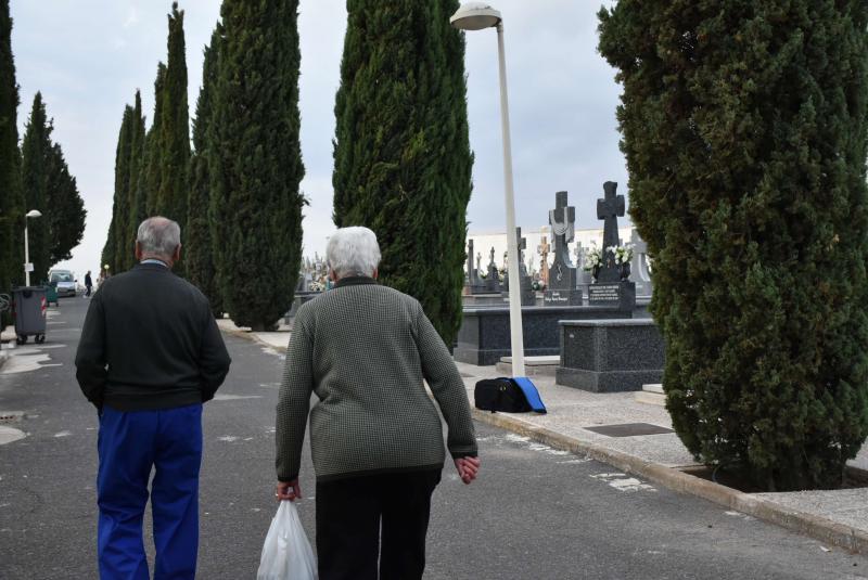 Gente en el cementerio