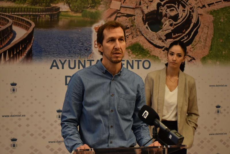 Sánchez Herrera atendiendo a los medios