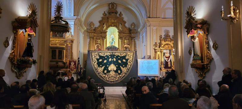 Bendición del nuevo manto de procesión.