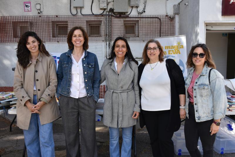 La concejala de Cultura, Lourdes Rodríguez de Guzmán, junto a las bibliotecarias municipales y las representantes de la asociación