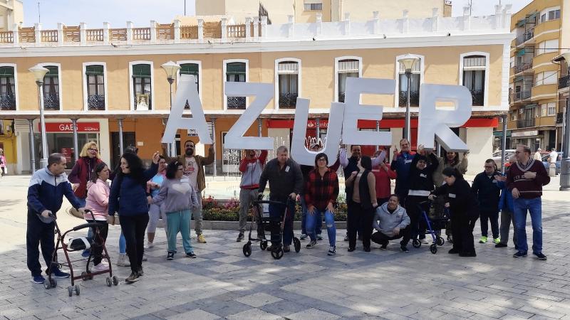Usuarios y profesionales de ambos centros en la finalización de la actividad