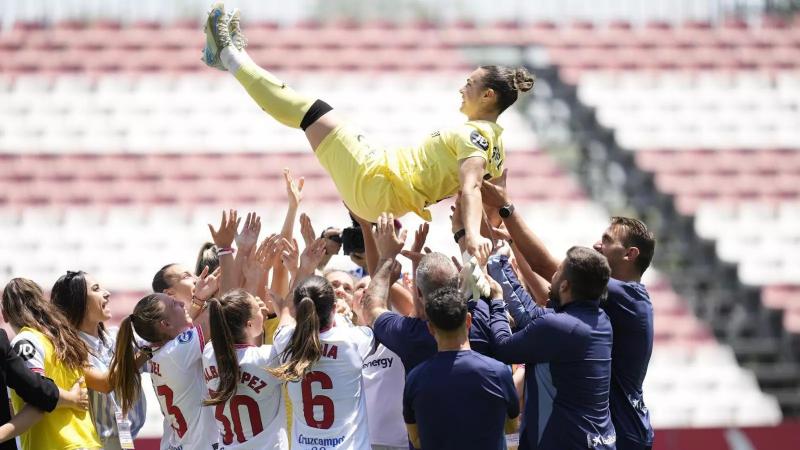 Yoli Aguirre, manteada en su último encuentro como futbolista profesional (Foto: Sevilla Femenino)