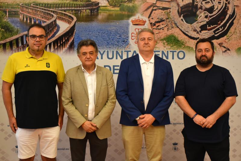 Sierra, Ortega, Flores y Villegas en la presentación, hoy martes