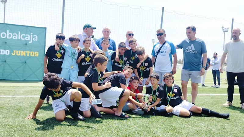 Benjamín A del CD 'El Carmen' con la medalla de bronce