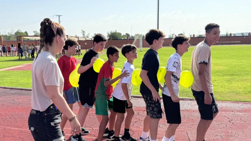 Estudiantes participando en la gymkhana junto a la dinamizadora juvenil, María José López-Pozuelo