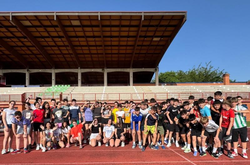 Alumnos de Secundaria asistentes a la Gymkhana. Foto de grupo
