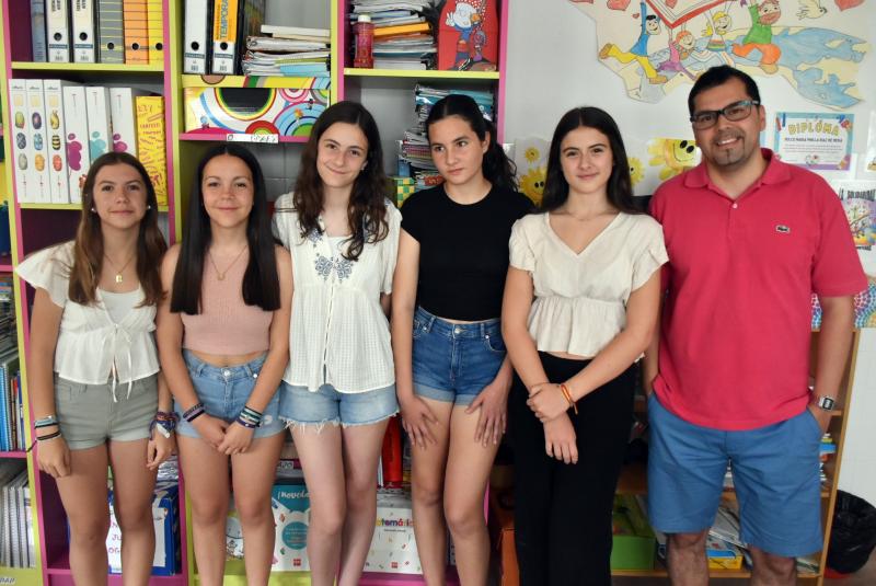 Jesús Gutiérrez con las finalistas del concurso '¿Qué es un rey para ti?'
