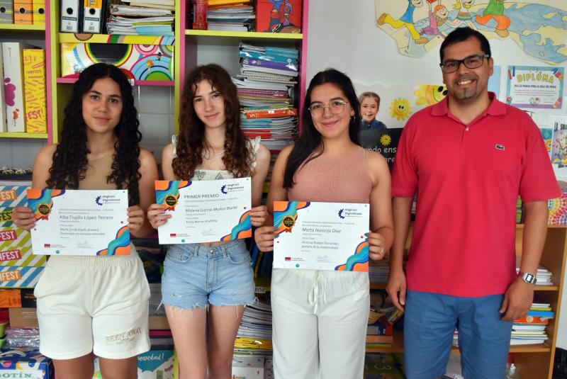 Jesús Gutiérrez con la ganadora y las menciones del concurso 'Mujeres ingeniosas'