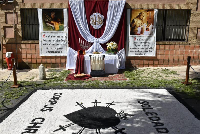 Altar y alfombra 2024 (Archivo)