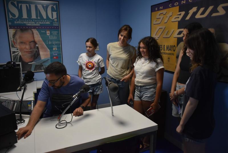 Visita del club de lectura a Radio Daimiel