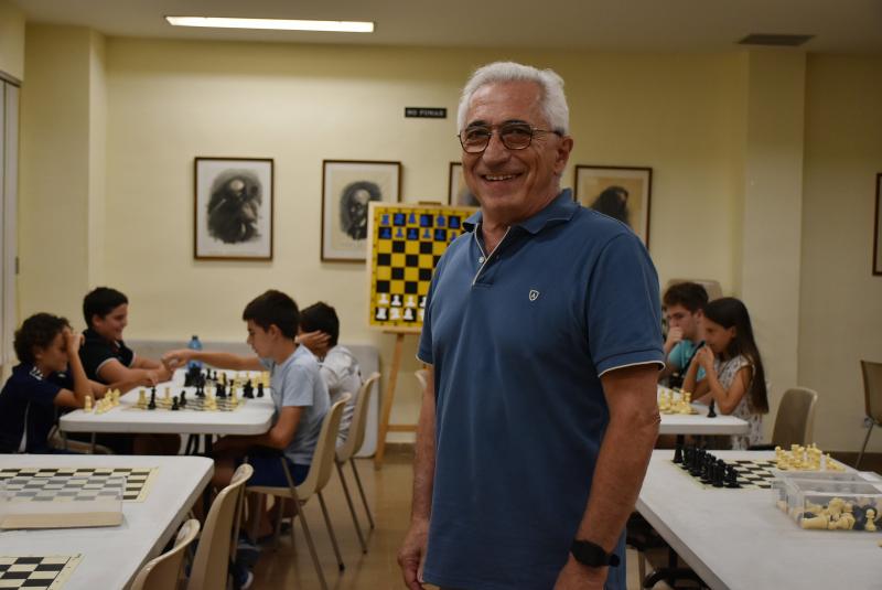 Eduardo San Martín, monitor del Taller Municipal de Ajedrez de verano