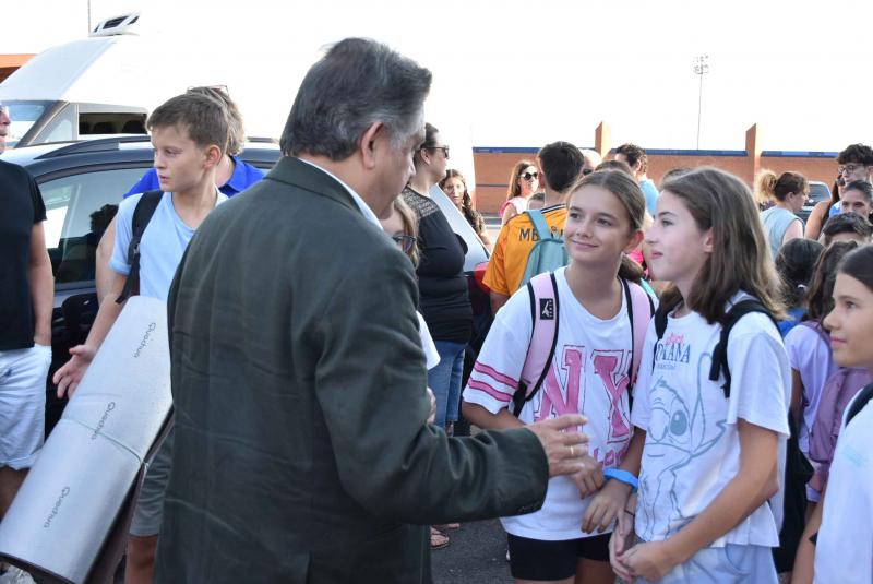 Leopoldo Sierra saludando a varias asistentes al campamento