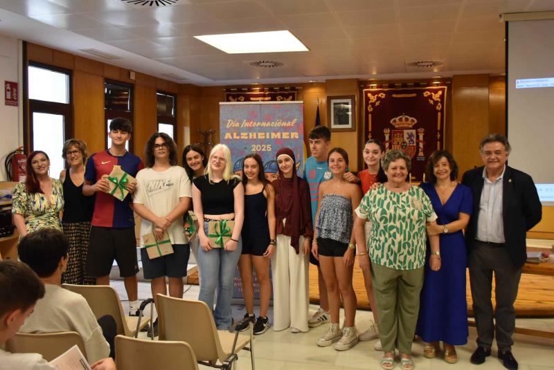 Alumnos participantes en el proyecto, junto a su profesora, profesionales del centro y miembros de la Corporación Municipal