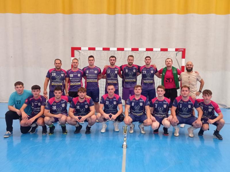 José Javier Espinosa con la plantilla del Club Balonmano Daimiel. Archivo 2024
