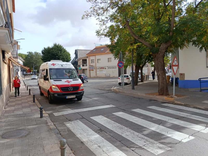 Ambulancia de Cruz Roja frente a la sede de la asamblea local
