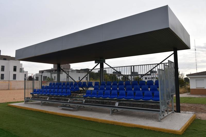 Nuevo graderío en el campo de futbol 7 de El Carmen