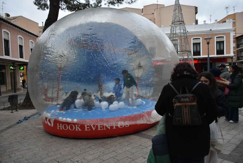 Bola de nieve instalada en la plaza