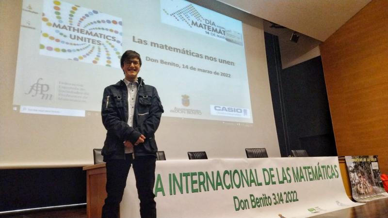 Daniel Moreno, recibiendo el premio en 2022