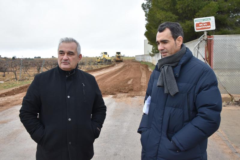 Villar y Martín Consuegra ante el camino de la Calerilla, uno de los caminos en obras