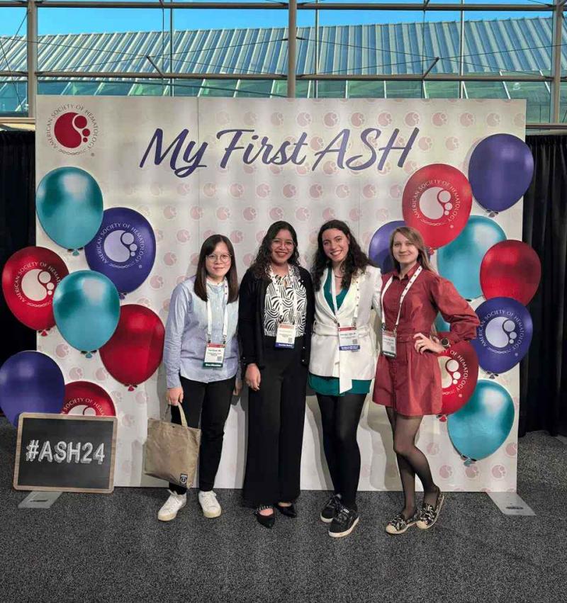 Paula Sáez con sus compañeras de laboratorio en un evento de la American Society of Hemathology (Cincinnati Children's Hospital)